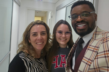 Oluwatosin Tolulope Ajidahun destaca os desafios genéticos da Síndrome de Turner e as soluções médicas para fertilidade.