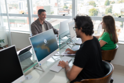 Ambientes que estimulam a aprendizagem contínua promovem equipes mais criativas, produtivas e preparadas, como ressalta Paulo Henrique Silva Maia