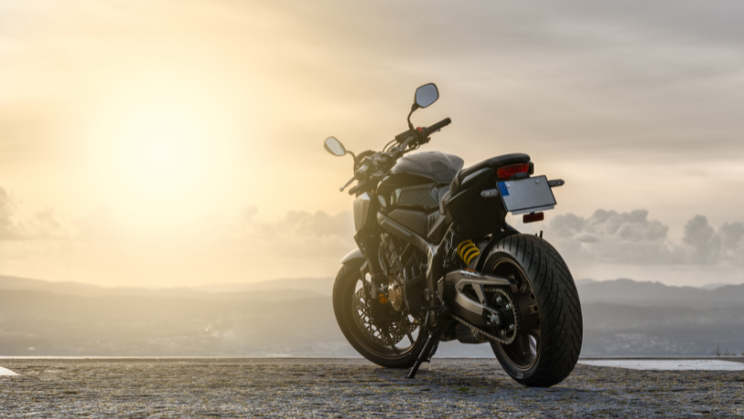 A potência e o design da Honda Hornet 500 ganham destaque na análise de Teciomar Abila.