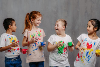 Sérgio Bento De Araújo apresenta recursos e metodologias eficazes para promover a inclusão de estudantes com TEA.
