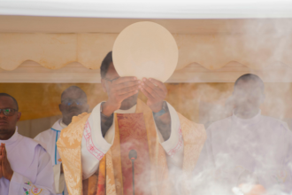 A Missa como sacrifício e comunhão expressa uma presença que reconcilia e forma um povo, ensina Pe. Jose Eduardo Oliveira e Silva.