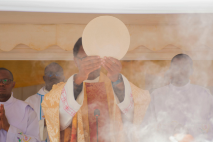 A Missa como sacrifício e comunhão expressa uma presença que reconcilia e forma um povo, ensina Pe. Jose Eduardo Oliveira e Silva.