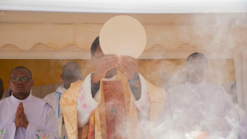 A Missa como sacrifício e comunhão expressa uma presença que reconcilia e forma um povo, ensina Pe. Jose Eduardo Oliveira e Silva.