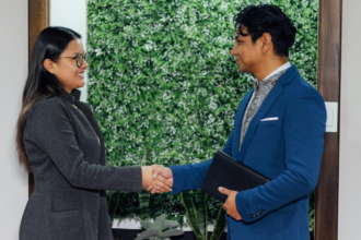 As primeiras impressões têm um impacto invisível que pode abrir ou fechar oportunidades. Vitor Barreto Moreira ressalta a importância da postura e da coerência na construção de reputação.