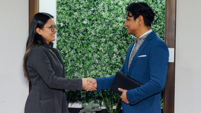 As primeiras impressões têm um impacto invisível que pode abrir ou fechar oportunidades. Vitor Barreto Moreira ressalta a importância da postura e da coerência na construção de reputação.