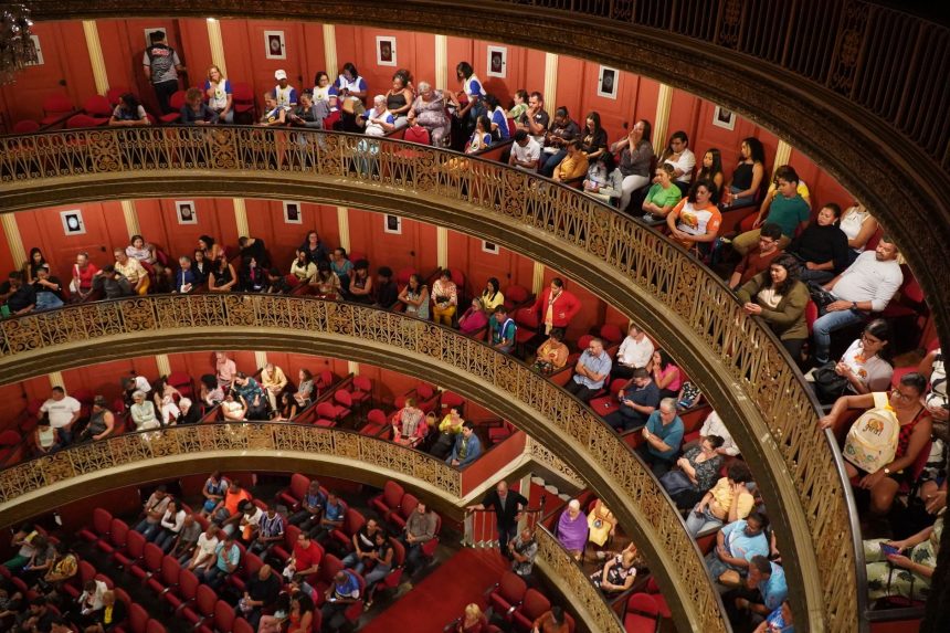 Público acompanha uma atividade cultural no Teatro Santa Isabel, em Recife.