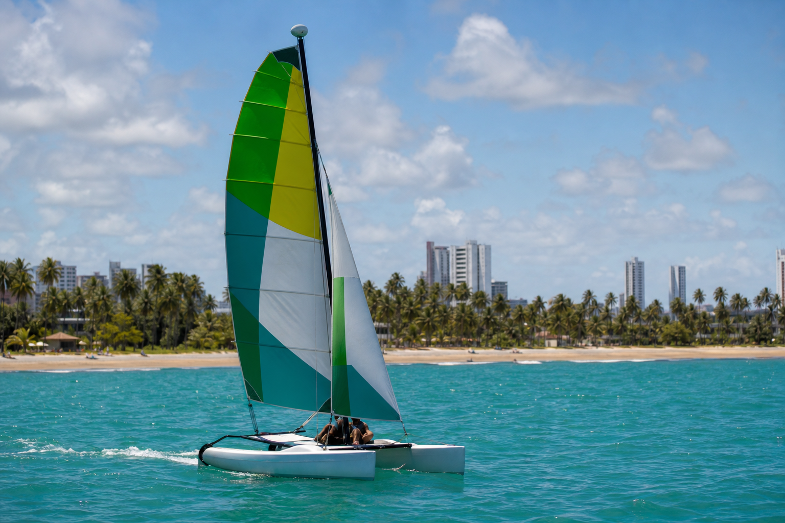Veleiro Hobie Cat navegando próximo à praia do Cabo Branco, em João Pessoa