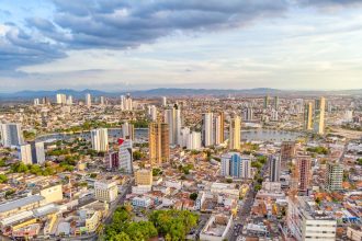 Vista aérea de João Pessoa, com edifícios e área urbana durante o dia