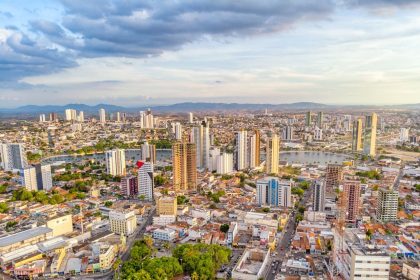 Vista aérea de João Pessoa, com edifícios e área urbana durante o dia