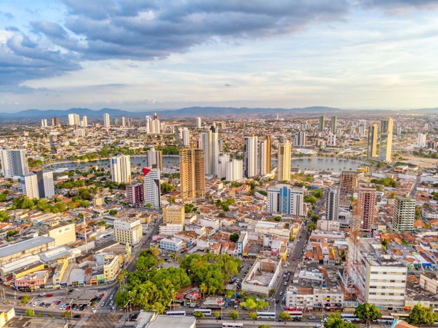 Vista aérea de João Pessoa, com edifícios e área urbana durante o dia